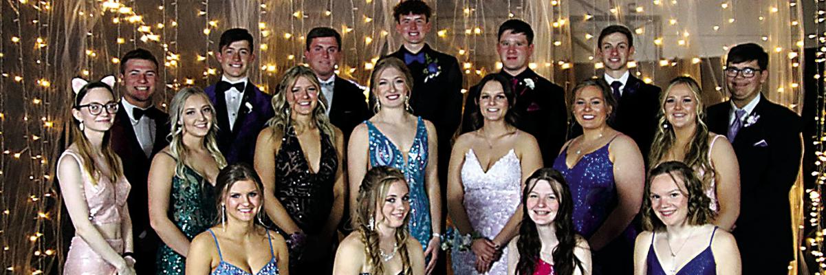 Members of the senior class are: Front row, from left: Ava Pandorf, Talli Martin, MacKenzie Garen, Halie Recoy; Second row: Jasmyn Ledet, Annalee Starr, Taylor Ross, Abby Stallbaumer, Devin Peterson, Jocelyn Bailey, Lauryn Johnson; Back row: Lance Jones, Grant Hrupek, Mathew Mannon, Kaden Paulsen, Clay Witthuhn, Silas Cool, Johnathan Lamphear. (Courier photos by Amanda Wehnes)