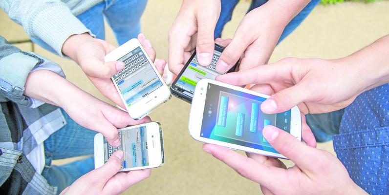 Board Continues to Discuss Cell Phone Use in School Policy