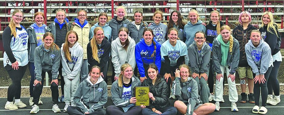 The South Loup women claimed the team championship plaque at their home invitational last Friday and picked up lots of hardware along the way. (Courier photos by Ronda McFate)