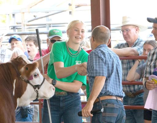 Emma Stallbaumer, a member of the Oconto 4-H Club, was named Reserve Champion Jr. Showman and is being congratulated by the judge. (Photo courtesy Marla Stallbaumer)