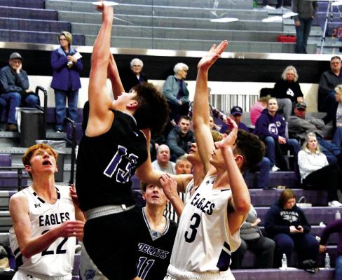 Conner Paulsen takes it to the hoop with older brother Kaden Paulsen ready to help. (Courier photos by Loleta Connell)