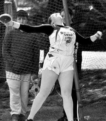 Riata Remund gives it her all and places 4th in the discus with a 84' 7'.
