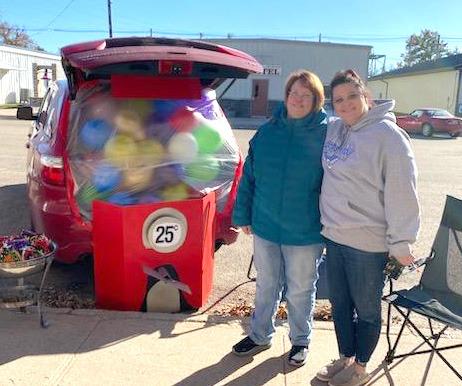 The 2nd place prize, sponsored by First Interstate Bank, was awarded to the Callaway Medical Clinic for their car-sized gumball machine. (Photo courtesy Kelsey Trumbull)