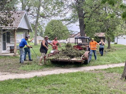 From left, Rod Brestel, Joe Dickman, Justin Mason, Heath Birkel, Zach White and Skylar White work to clean up Morgan Park following the storm. (Photo courtesy Janel Brestel)