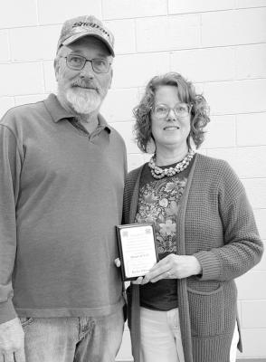 The 2024 Outstanding 4-H Leader Award went to Kyla Olson. She received her award from 4-H Council President Jeff Witthuhn. (Photo courtesy Custer County Extenstion)
