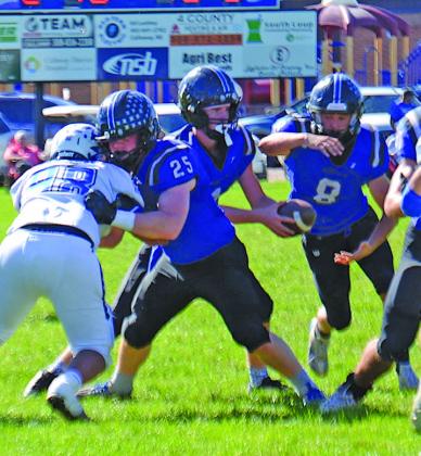 Malachi Neth (#25) puts up a block as QB Tysen Schacher hands off the ball to Elijah Cool (#8).