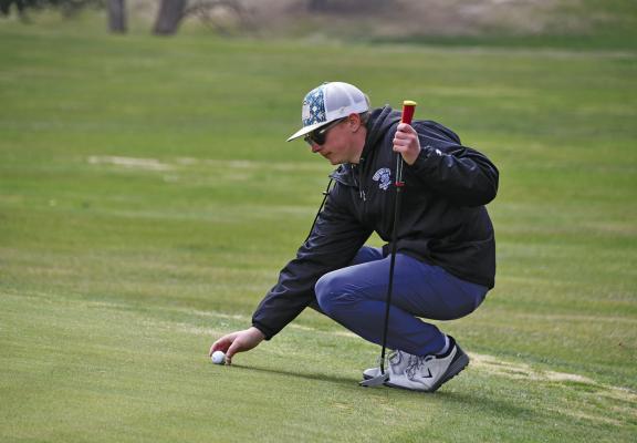 Haydn Stretesky gets a closer look at his upcoming shot during the Bobcats’ home meet last Friday. Stretesky finished the day in 8th place.