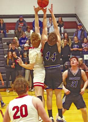 Crew Witthuhn (#44) soars to get the tip from Anselmo-Merna's Kayden Record.